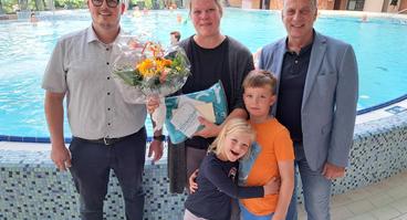 Zehnmillionster Badegast im Schinkelbad: Imke Dransmann und ihre Kinder Tilda und Titus freuen sich über das Überraschungspaket aus der Hand von Stadtwerke-Bäderchef Wolfgang Hermle (rechts) und Schinkelbad-Leiter Jens Eick (links). 
