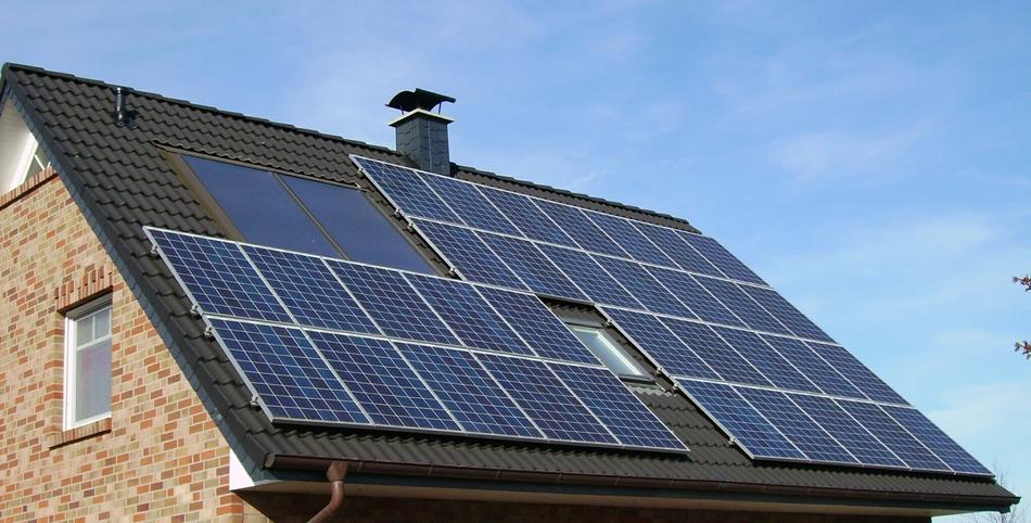 Einfamilienhaus mit einer Photovoltaikanlage auf dem Dach