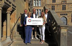 Perfekte Verbindung: Peter Schone (onnecto), Oberbürgermeisterin Katharina Pötter, SWO-Vorstandsvorsitzender Daniel Waschow, Landrätin Anna Kebschull und Ingo Lemme (onnecto) präsentieren das neue onnecto-Logo. 