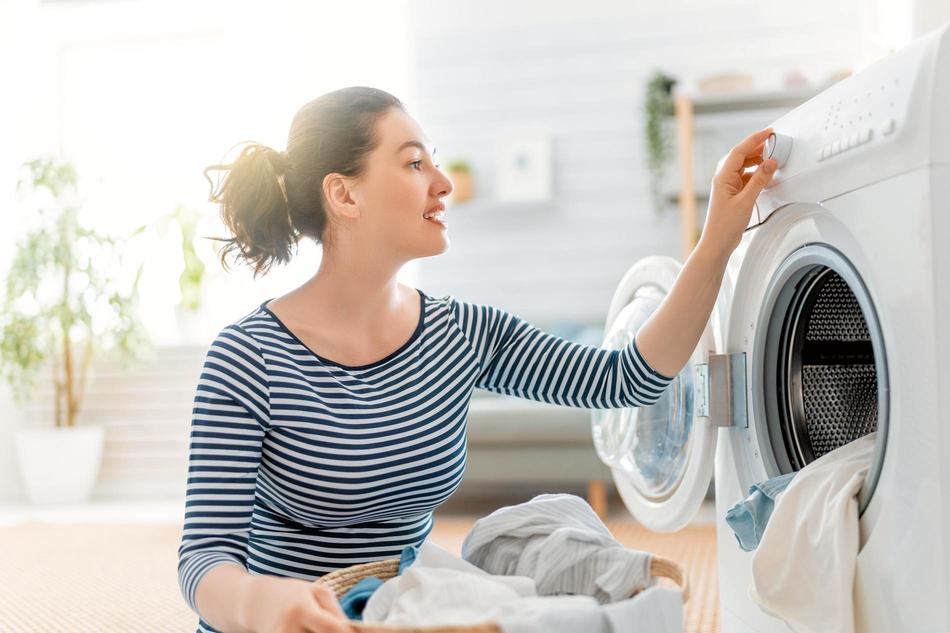 Frau nutzt Waschmaschine