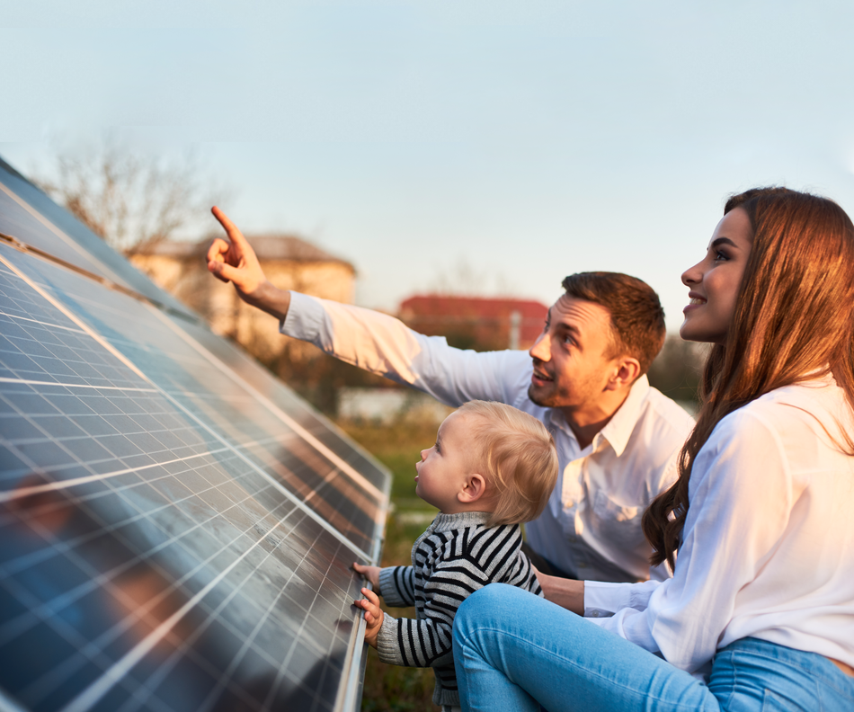 Eltern zeigen ihrem Kind eine Photovoltaikanlage