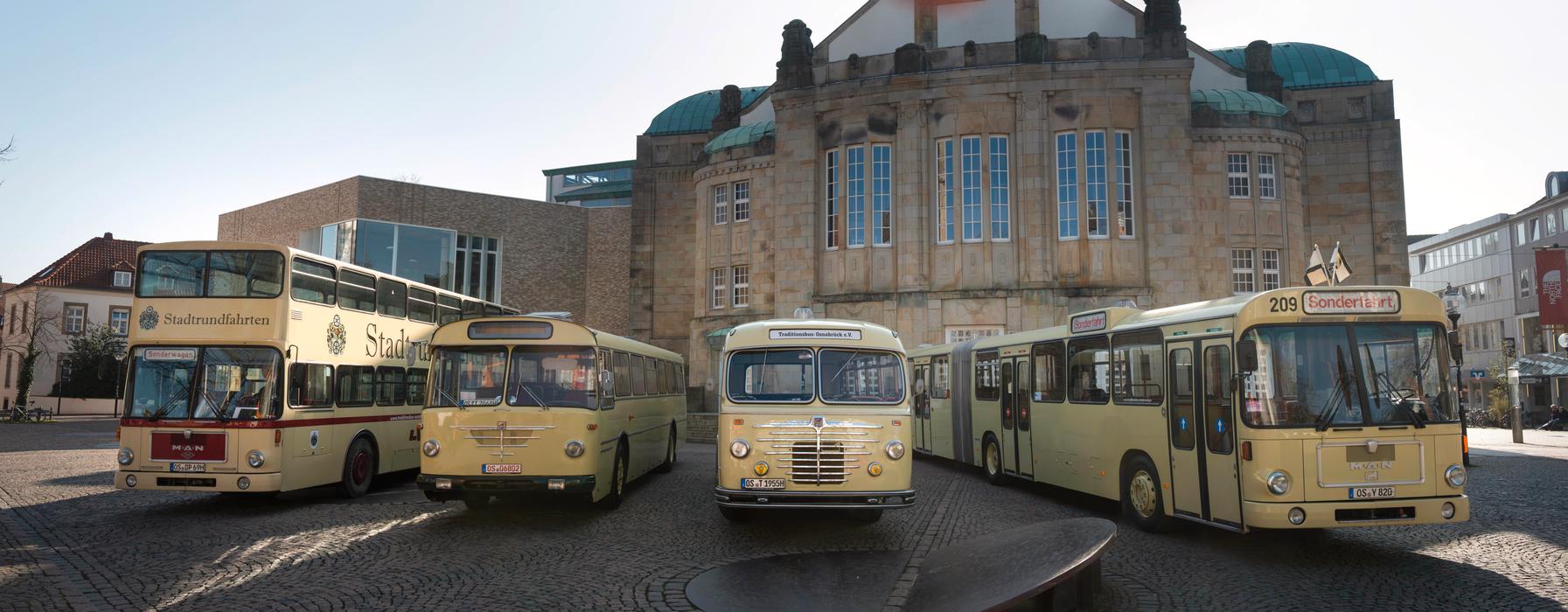 Traditionsbusse der Stadtrundfahrten vor dem Theater Osnabrück