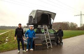 Mit dem Carsharing-Auto in den Camping-Urlaub: Matthias Topphoff (Project Management Layzee), Max Köster (Werkstudent Mobilitätsangebot) und Nicklas Monte (Leiter Produktentwicklung Multimodale Angebote) zeigen, wie es geht. 