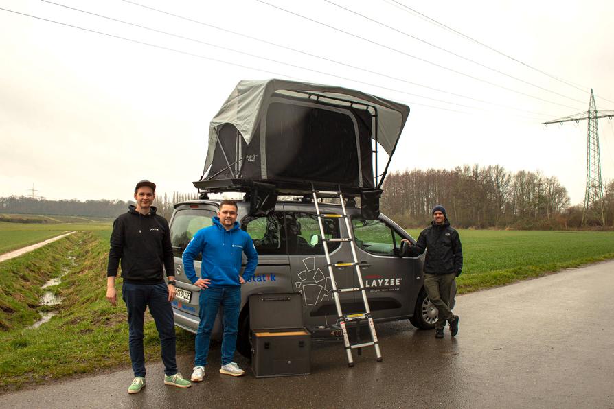 Mit dem Carsharing-Auto in den Camping-Urlaub: Matthias Topphoff (Project Management Layzee), Max Köster (Werkstudent Mobilitätsangebot) und Nicklas Monte (Leiter Produktentwicklung Multimodale Angebote) zeigen, wie es geht. 