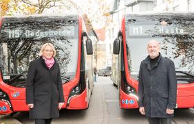 Die komplette E-Bus-Flotte der Stadtwerke ist im Einsatz – zum Beispiel auf der M1 und der M5 in der Hasestraße (v.l. Oberbürgermeisterin Katharina Pötter und Stadtwerke-Mobilitätsvorstand Dr. Stephan Rolfes). 
