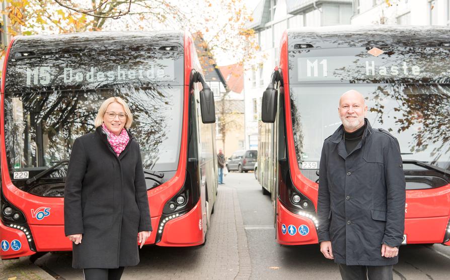 Die komplette E-Bus-Flotte der Stadtwerke ist im Einsatz – zum Beispiel auf der M1 und der M5 in der Hasestraße (v.l. Oberbürgermeisterin Katharina Pötter und Stadtwerke-Mobilitätsvorstand Dr. Stephan Rolfes). 