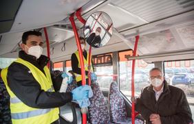 Kreisrat Dr. Winfried Wilkens und Hubert Borgelt (im Rückspiegel), Geschäftsführer Schrage Reisen, begleiten ein Bus-Hygieneteam