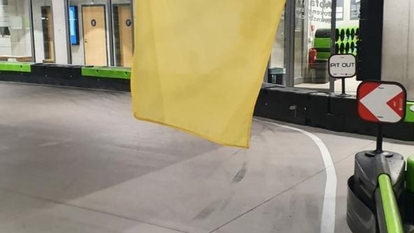 Die gelbe Flagge warnt vor einer Gefahr.