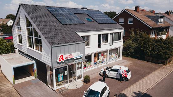 Gebäude der Hansa Apotheke mit Photovoltaikanlage auf dem Dach