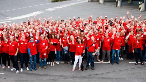 Gruppenbild von Beteiligten in roten T-Shirts