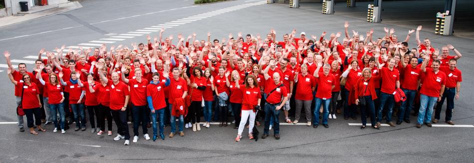 Gruppenbild von Beteiligten in roten T-Shirts