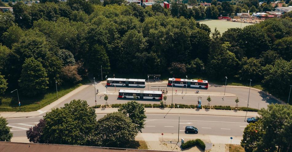 Drei Busse der Verkehrsgemeinschaft Osnabrück an einer Haltestelle
