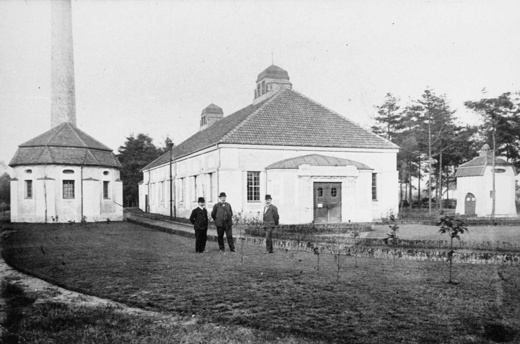 Gruppenbild vor Wasserwerk Düstrup