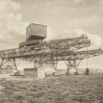 Erzverladekräne während der Montage, 1916. Fotografische Sammlung Museum Industriekultur Osnabrück