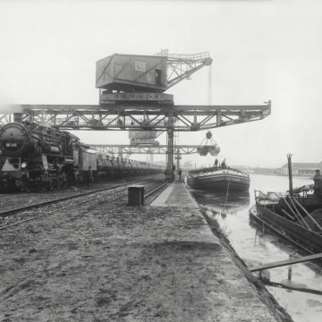 Erztransportzug beim Beladen im Osnabrücker Hafen. 1935. Fotografische Sammlung Museum Industriekultur Osnabrück 