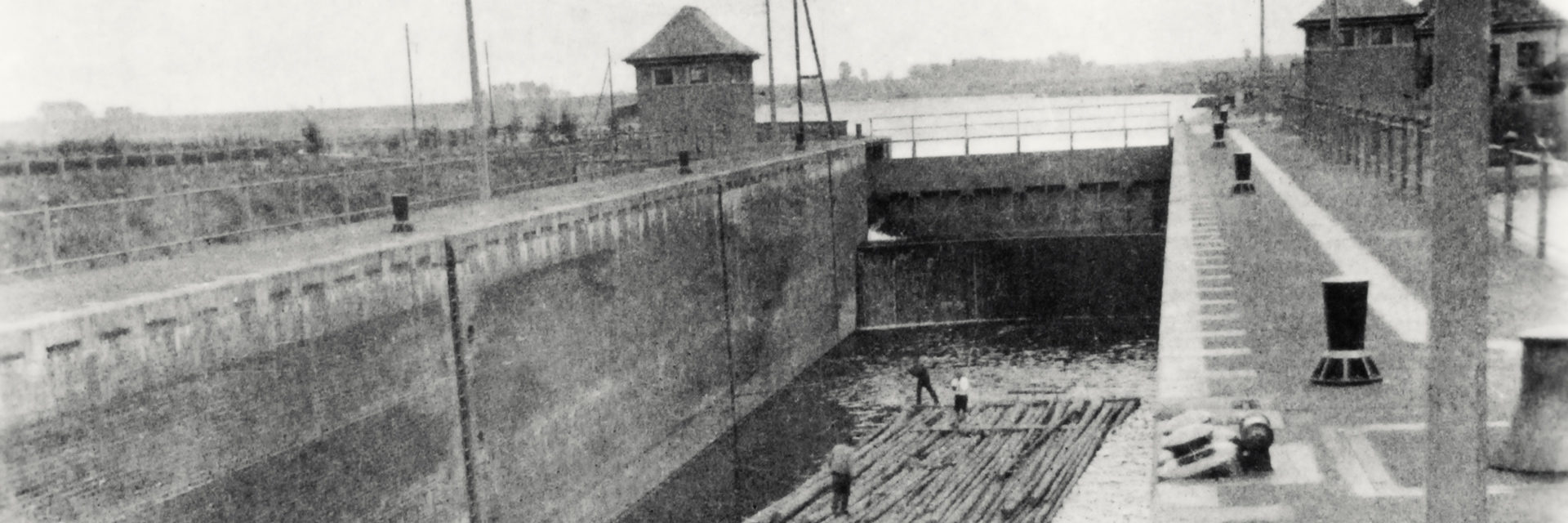 Floß in der Schleuse des Hafen osnabrück