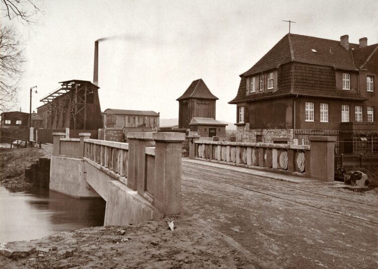 Anschlussgleis der Papierfabrik Kämmerer. Links ist die Entladestation für Kohlenwaggons zu sehen, an der ein Greifer die Kohlen aus dem Waggon hob und in Kübel einer Transporteinrichtung lud. Die Kübel konnten dann per Hängebahn zu den Verbrauchsstellen transportiert werden. Um 1924.