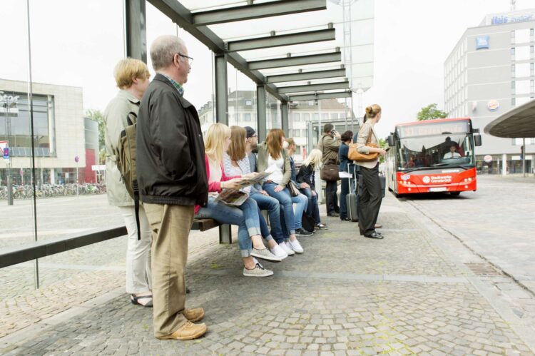Wartende Fahrgäste an der Haltestelle