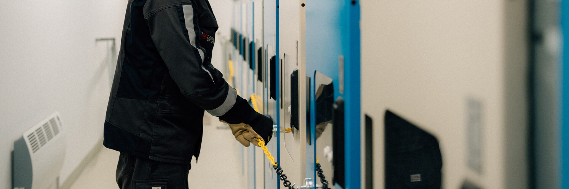 Mitarbeiter im Schalthaus