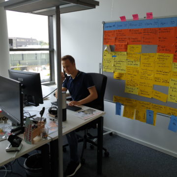 Brainstorming-Wand im Büro mit Azubi