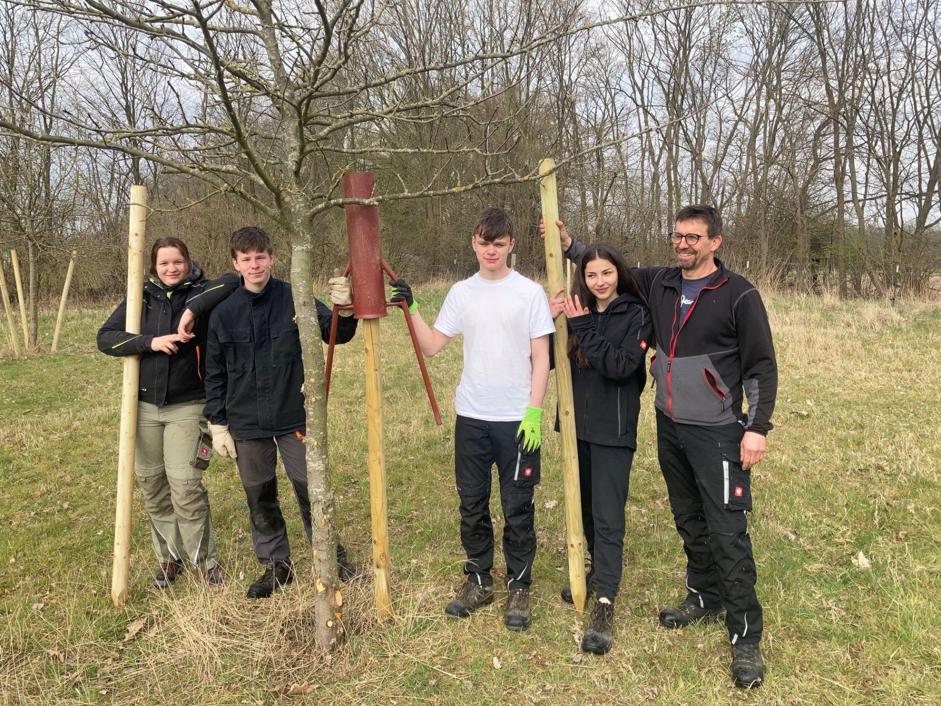 Schüler und Stadtwerke helfen der Natur auf die Sprünge