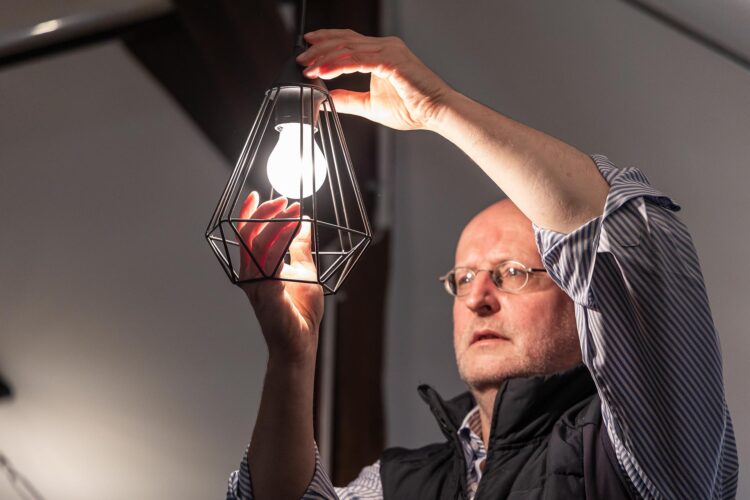 Norbert Hermes ist Stromsparhelfer bei der Caritas