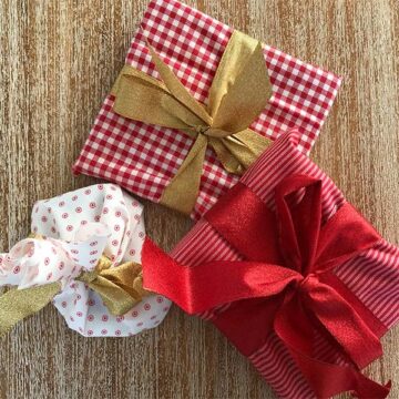 Geschenke in Stoff eingewickelt statt Papier für nachhaltige Weihnachten