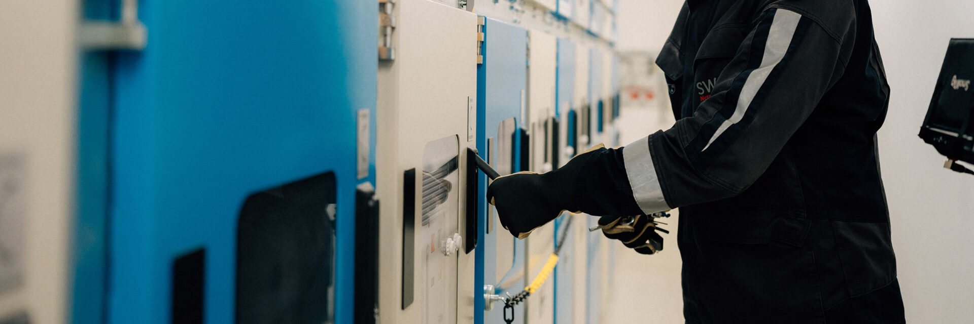 Mitarbeiter im Schalthaus