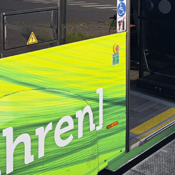 Klapprad vor einem E-Bus.