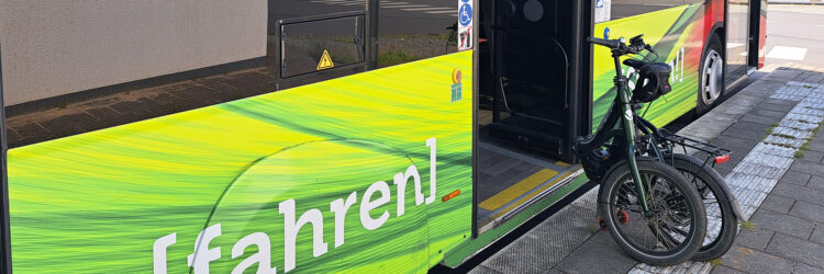Klapprad vor einem E-Bus.