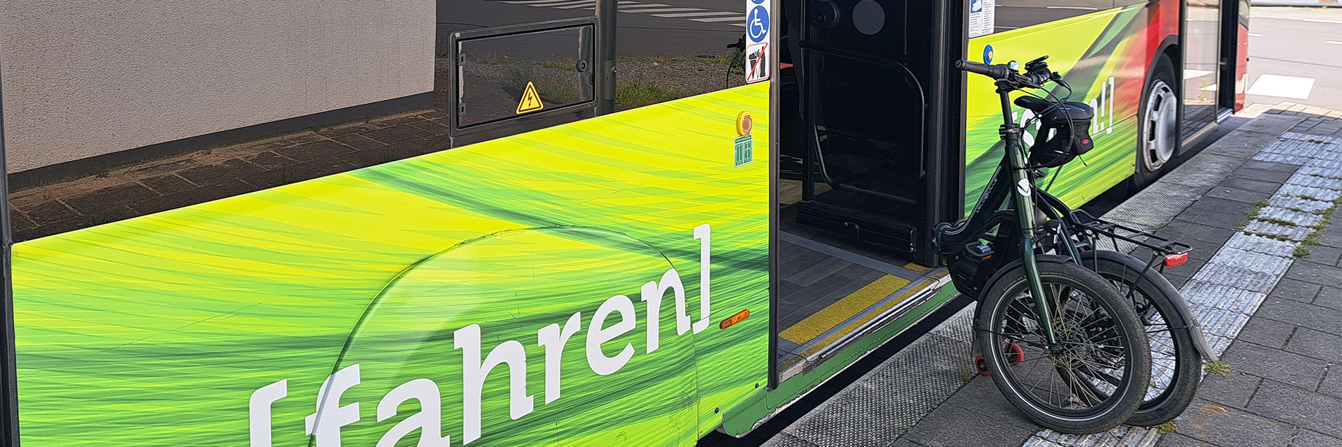 Klapprad vor einem E-Bus.