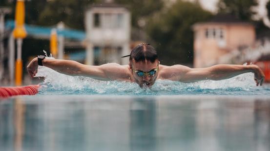 Bademeister Cedric schwimmt im Freibad des Moskaubades