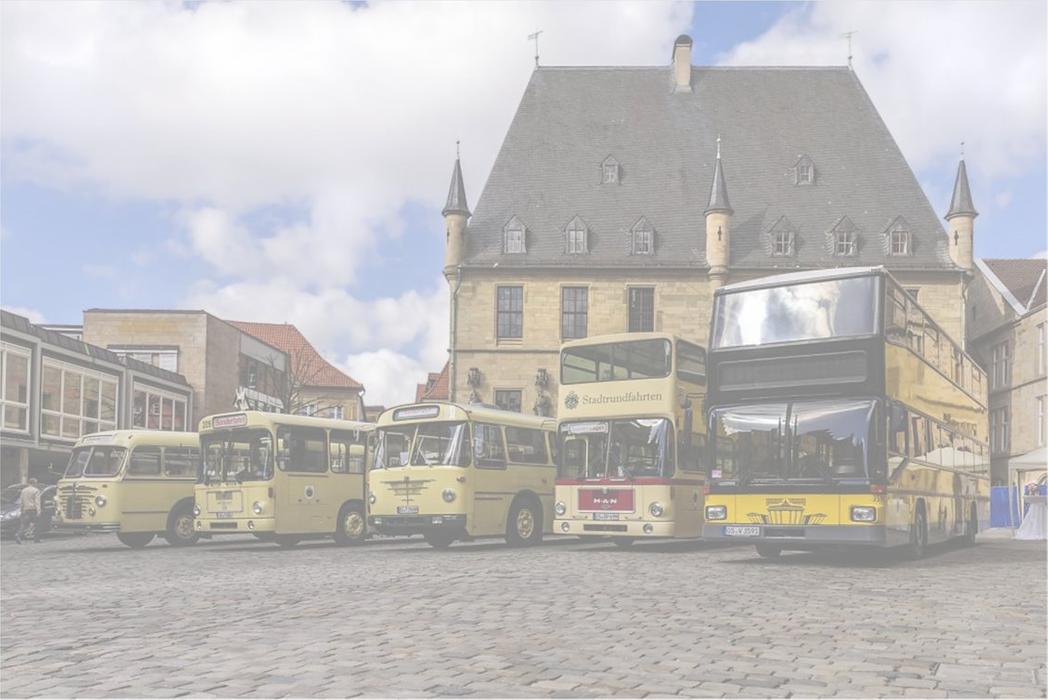 Busse des Traditionsbusverein vor dem Rathaus Osnabrück
