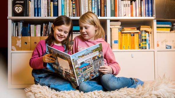 Zwei Mädchen lesen im Stadtwerke Wimmelbuch